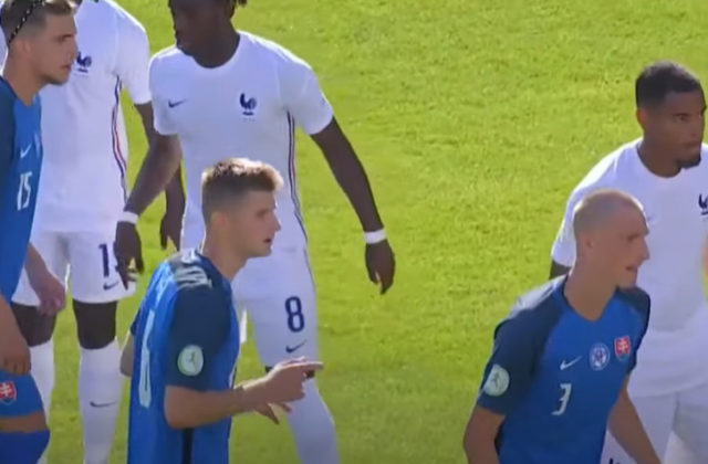 Slovenská „19“ vstúpila do ME krutým debaklom od Francúzska, tréner Rusnák očakával viac (video)