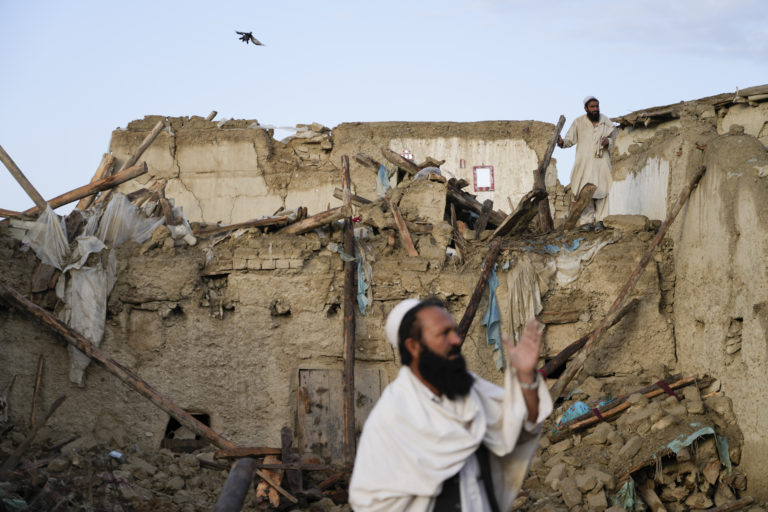 Zemetrasenie v Afganistane pripravilo o život stovky ľudí, otrasy bolo cítiť aj v hlavnom meste (video+foto)