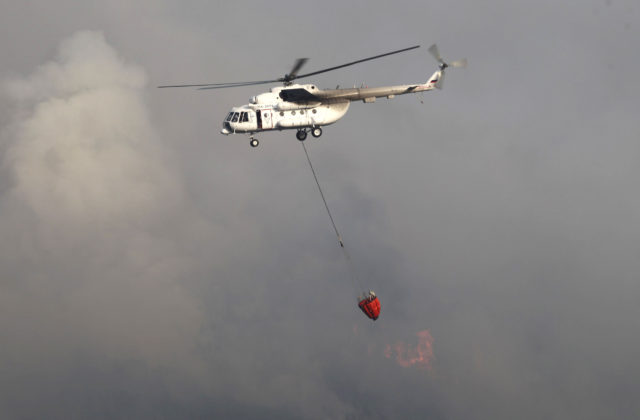 Hasiči v Turecku už tretí deň bojujú s lesným požiarom pri obľúbenom letovisku Marmaris (video)
