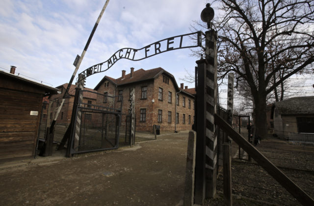 Múzeum Auschwitz-Birkenau sa ohradilo voči hoaxom o protiruských nálepkách, označilo ich za „primitívnu propagandu“