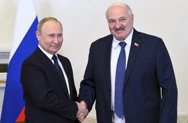 Lukašenko sa dohodol s Putinom na spoločnom nasadení vojakov. Prezident tvrdí, že Kyjev plánuje útoky na Bielorusko
