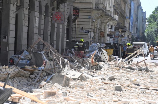 V Budapešti sa na chodcov zrútila strecha a časť fasády, polícia ešte stále prehľadáva trosky