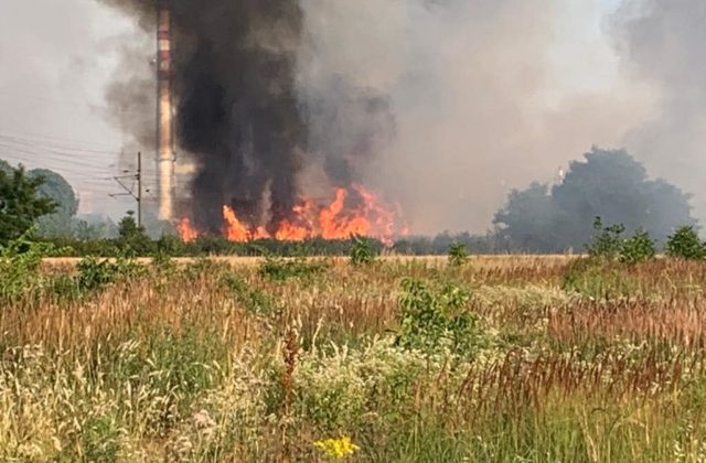 Na okraji Trnavy horelo pole s neskoseným obilím, časť z neho sa už nepodarilo zachrániť (video)