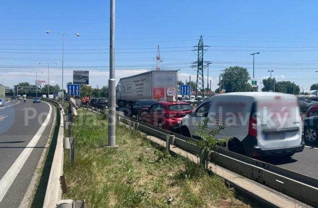 Na diaľnici D1 v smere do Trnavy sa zrazilo šesť áut (foto)