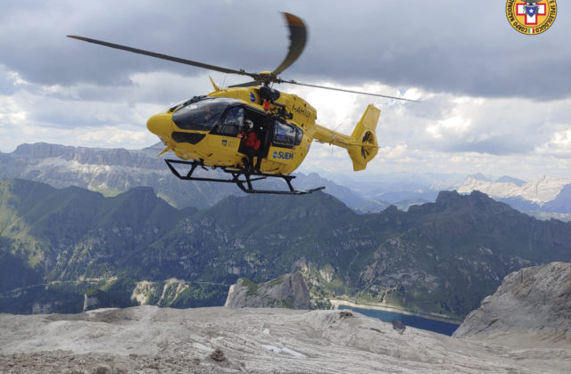 Veľký kus ľadovca na štíte Marmolada v Dolomitoch sa odtrhol a zabil najmenej štyroch ľudí