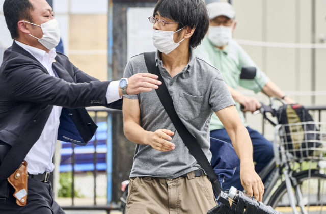 Atentátnik na japonského expremiéra Abeho sa na polícii priznal, v jeho byte našli množstvo zbraní a výbušnin