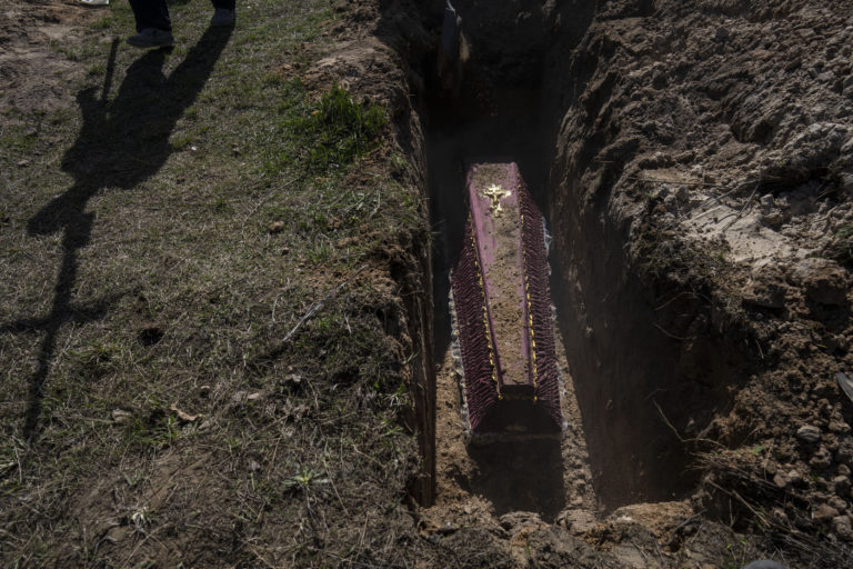 Na mariupoľskom cintoríne pribudlo za niekoľko týždňov viac ako tisíc hrobov, stovky tiel sa našli pod troskami budov