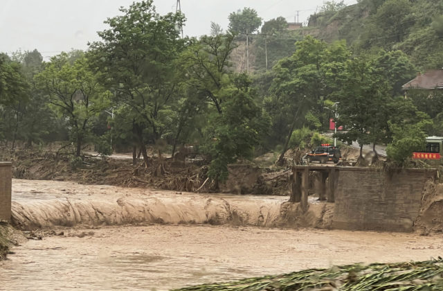 Čínu zasiahli povodne a silné dažde, museli evakuovať tisícky ľudí a hlásia mŕtvych