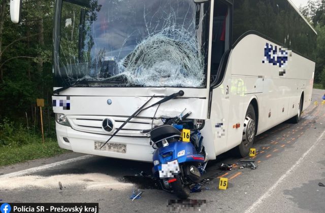 Motorkár prešiel v Tatrách do protismeru a neprežil zrážku s autobusom