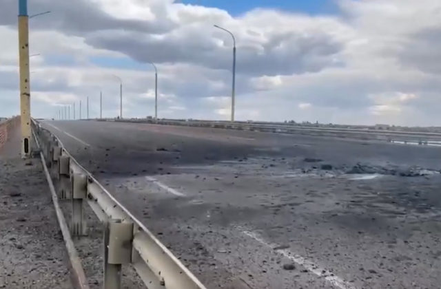 Ukrajinci poškodili strategický most pri Chersone, je to slabé miesto ruských síl