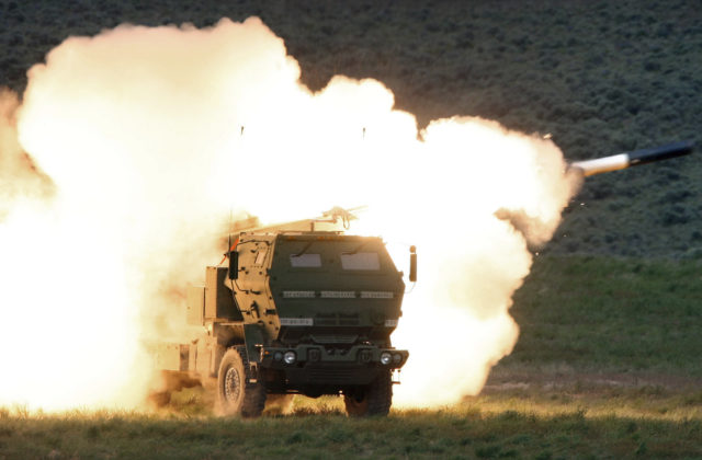 Ukrajinci doteraz zasiahli s pomocou amerických delostreleckých systémov najmenej sto významných ruských cieľov