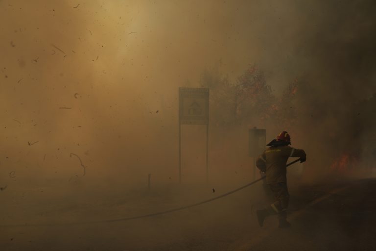 Grécki hasiči bojujú s viacerými lesnými požiarmi, na ostrove Lesbos museli evakuovať dovolenkárov (video)