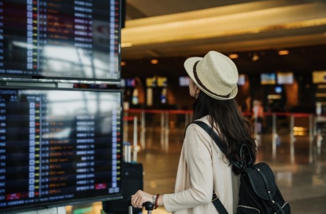 Letiská nezvládajú nápor dovolenkárov – čo robiť, ak mešká let alebo ho cestou na letisko zmeškáte?