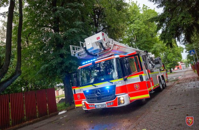 Českí hasiči zasahujú na viacerých miestach, pri likvidácii rozsiahlych požiarov by mohol pomôcť dážď