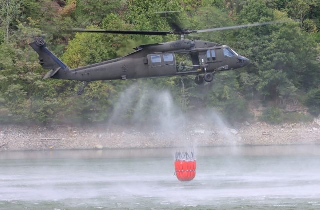 Armáda urobila pri hasení požiaru v Malej Lodine 229 letov a prepravila tak státisíce litrov vody (foto)