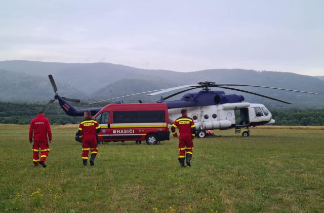 Slovensko poslalo Čechom na pomoc už aj vrtuľník, hasiť bude nedostupný terén pri Hřensku (foto)