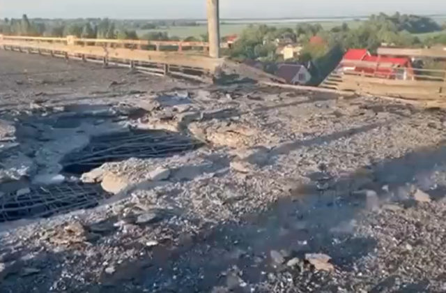 Ukrajina potvrdila ďalší útok na strategický most pri Chersone a tvrdí, že protiofenzíva na juhu napreduje (video)