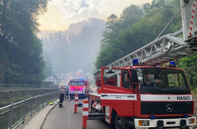 Požiar v Českom Švýcarsku vyčíňa už piaty deň, prielom by mohli priniesť špeciálne lietadlá z Talianska (foto+video)