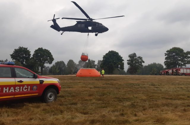 Slovenskí hasiči pomáhajú v hasení požiarov v Českom Švýčarsku, vrtuľníky urobili desiatky zhodov (video+foto)