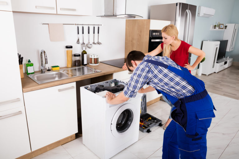 Je lepšie pokazenú práčku opraviť alebo vymeniť?