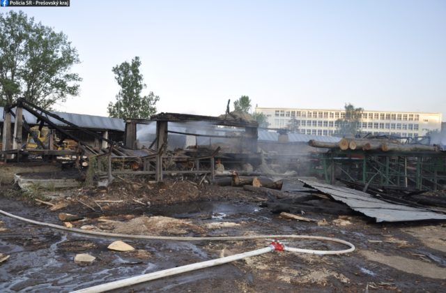 Požiar píly na Duklianskej ulici v Bardejove sa zaobišiel bez zranení, škoda presahuje 200-tisíc eur