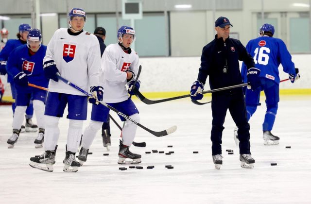 Slováci absolvovali na MSJ v Kanade prvý tréning, podľa trénera Feneša budú Nemci aj Švajčiari húževnatí