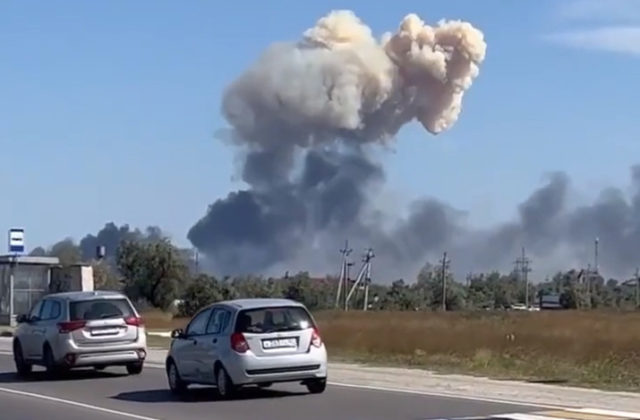 Ukrajinci začali útočiť na okupovaný Krym, explózie zrejme zasiahli vojenské letisko a sklady ruských síl (video)