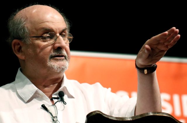 Slávny spisovateľ Salman Rushdie utrpel pri útoku vážne zranenia, dýcha s pomocou prístrojov