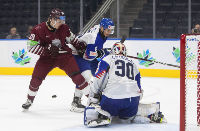 Slováci sú po výhre nad Lotyšmi bližšie k štvrťfinále MS v hokeji do 20 rokov, tím podržal brankár Latkóczy