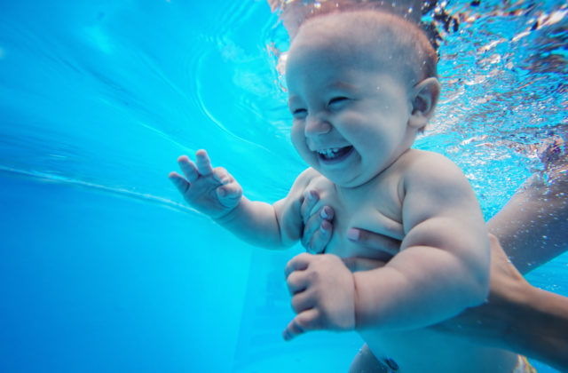 Premýšľate nad plávaním pre bábätka? Týchto 5 výhod vás určite presvedčí!
