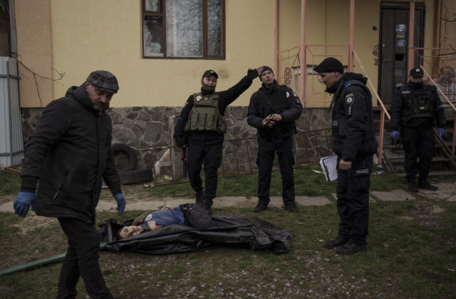 Ukrajinskí vyšetrovatelia vypátrali ruského vojaka, ktorý od chrbta zastrelil dvoch civilistov v obci Mrija