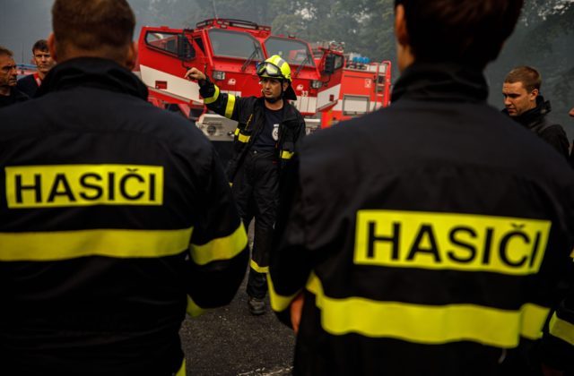 Českí hasiči bojovali s požiarom v meste Hradec Králové, plamene zničili halu s odpadom