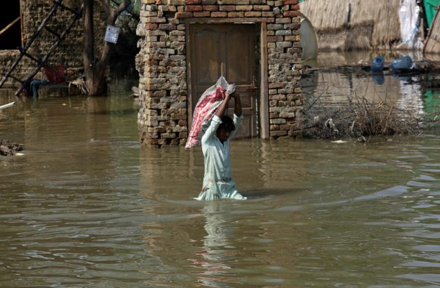 „Monzún na steroidoch“ spôsobil v Pakistane katastrofické záplavy, ktoré vytvorili sto kilometrov široké jazero