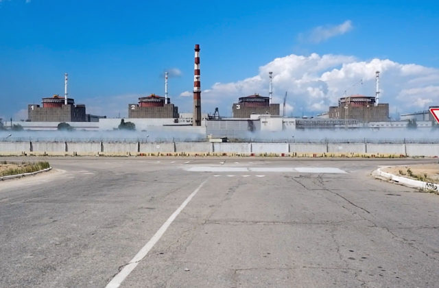 Rusi spustili mínometnú paľbu na Zaporožskú jadrovú elektráreň, zasiahli aj obytné štvrte v meste Enerhodar