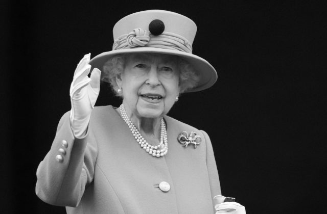 Kráľovná Alžbeta II. je pod dohľadom lekárov, zdravotný stav britskej panovníčky je znepokojujúci