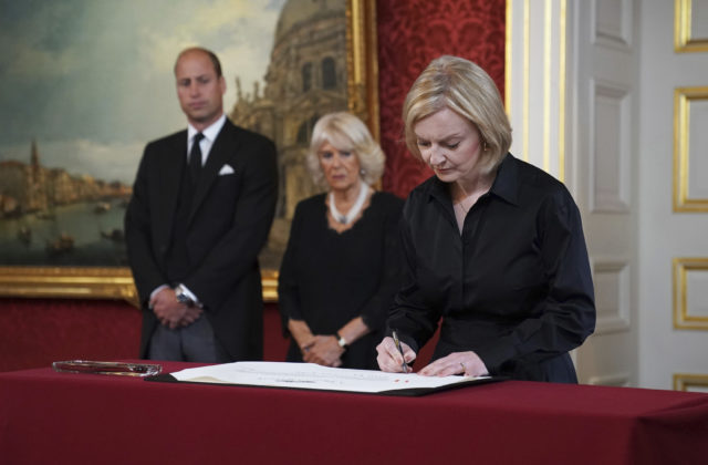 Premiérka Trussová a členovia jej vlády zložili prísahu vernosti kráľovi Karolovi III. (foto+video)