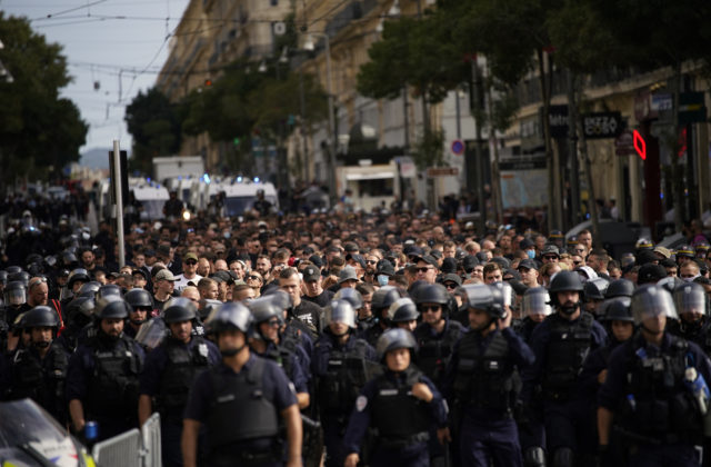 Násilnosti v Marseille si vyžiadali zranených policajtov aj fanúšikov, zadržali 17 ľudí