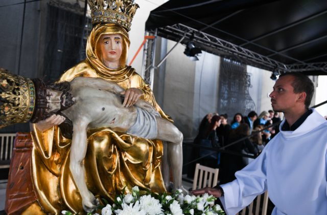 Pútnici v Šaštíne si uctili patrónku Slovenska Sedembolestnú Pannu Máriu. Žijeme ťažké časy, zhodnotil Zvolenský (foto+video)