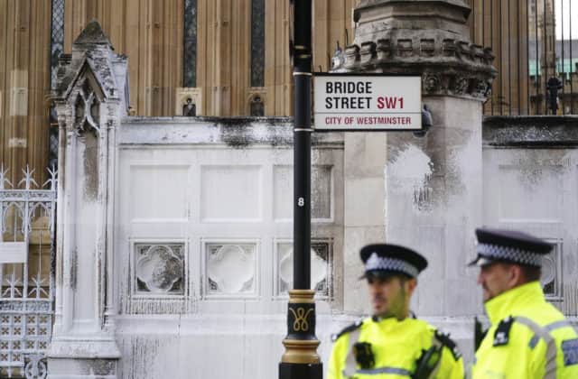 V centre Londýna došlo k útoku nožom na policajtov, muži zákona skončili v nemocnici