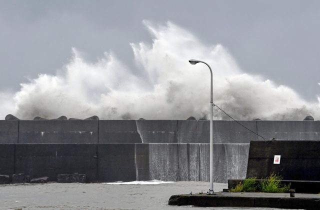 Tajfún Nanmadol dosiahol japonskú pevninu, meteorológovia varujú pred povodňami a zosuvmi pôdy