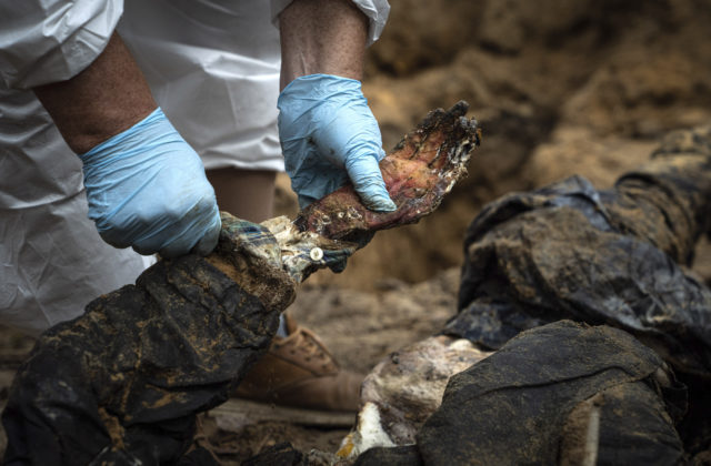 Exhumácia tiel z pohrebiska v Iziume sa tak skoro neskončí, ľudia hlásia nezvestných príbuzných