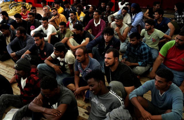 Španielska organizácia zachránila viac ako 300 migrantov, mali namierené cez Stredozemné more do Európy (foto)
