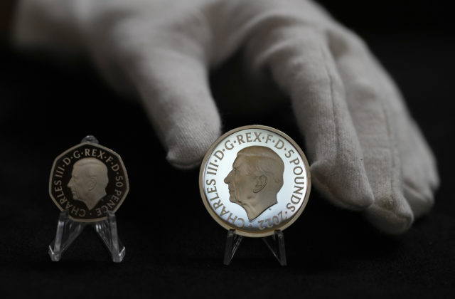 Britské mincovne ukázali nové mince s podobizňou Karola III., zberateľom budú k dispozícii už na budúci týždeň