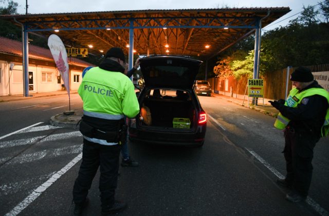 Kontroly na česko-slovenskej hranici budú pokračovať, vyhlásil Rakušan