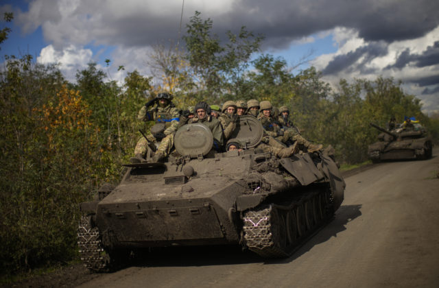 Ukoristené ruské tanky tvoria viac ako polovicu ukrajinského tankového vozového parku, tvrdia Briti