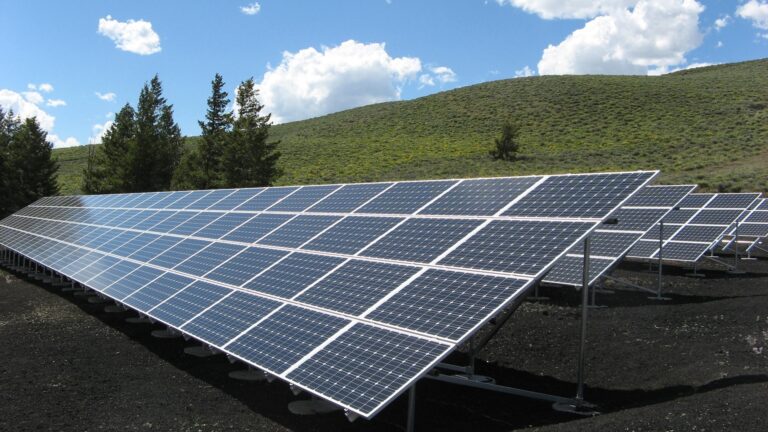 Fotovoltaické elektrárne pre firmy: Čo všetko by ste o nich mali vedieť?