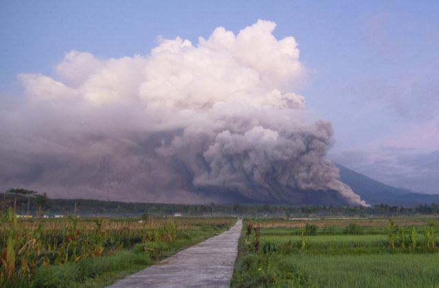 Vybuchla sopka Semeru, úrady vyhlásili najvyšší stupeň výstrahy (video)