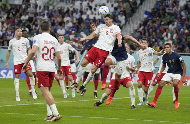 Premiér Morawiecki chcel pre poľský tím odmeny za postup do osemfinále MS v Katare, po vlne kritiky si to rozmyslel