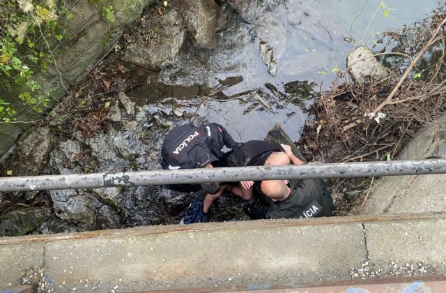 Košická polícia počula volanie o pomoc, v potoku našla podchladeného muža (foto)