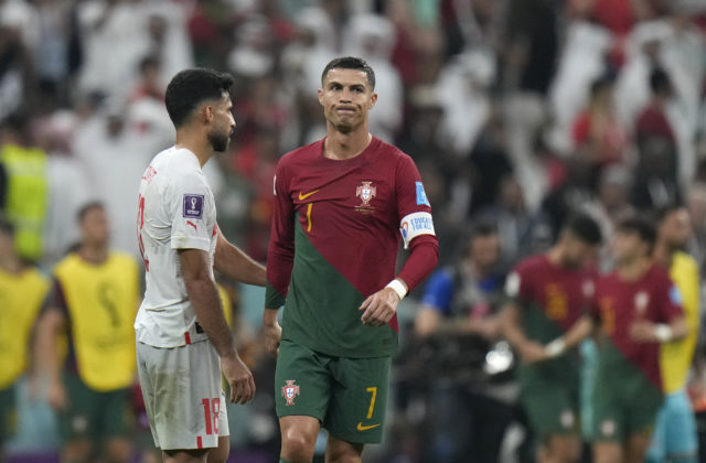 Ronaldo sa nevyhrážal odchodom zo šampionátu, tvrdí portugalský tréner Santos